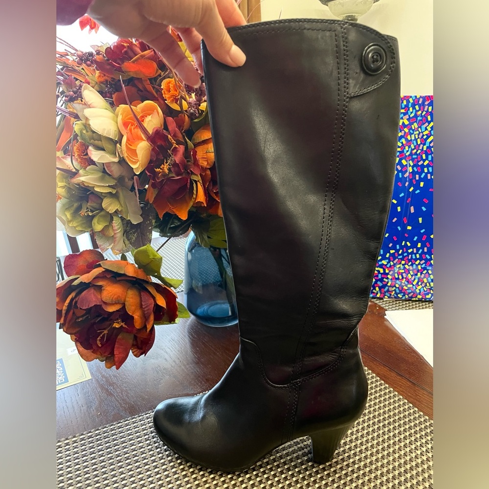 Pre-owned Born boots, black , size 8.5